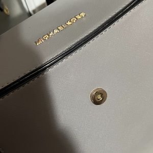 Micheal kors crossbody bag